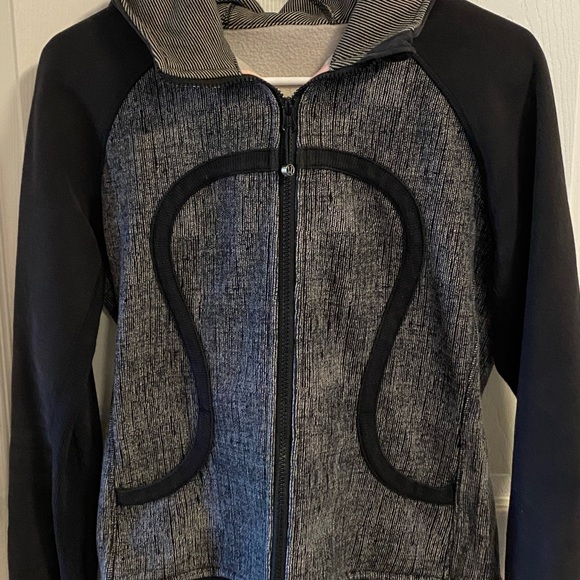 Reposhed Lululemon Hooded sweatshirt size 10 - Picture 2 of 4